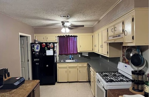 Bryan House | Charming 4-bedroom family home with AC and WiFi in Bryan with plenty of room!