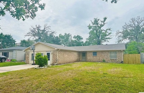 Bryan House | Charming 4-bedroom family home with AC and WiFi in Bryan with plenty of room!