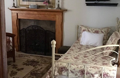 Bellepoint Other | Charming 4-bedroom farmhouse in delightful Hinton with WiFi, AC