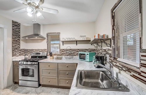 Alexandria West House | Charming 4-bedroom house with WiFi and AC in enjoyable Alexandria