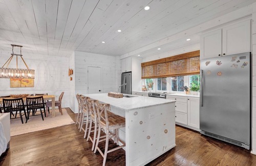 Crane Hill House | Charming 4-bedroom house with WiFi and AC only a few steps to water and 2 decks