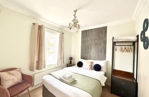 Stuppington House | Charming 4-Bedroom holiday home in Wincheap, Canterbury with free Parking