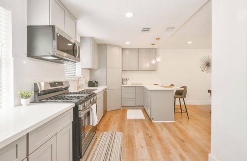 Pearland House | Charming 4-bedroom house with Heated Pool, AC and WiFi in fabulous Pearland