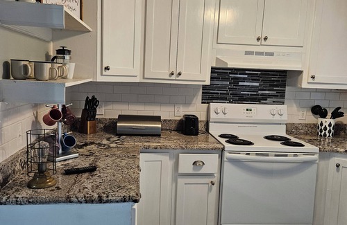 Vidalia House | Charming 4-bedroom house with WiFi and AC in peaceful Vidalia, GA.