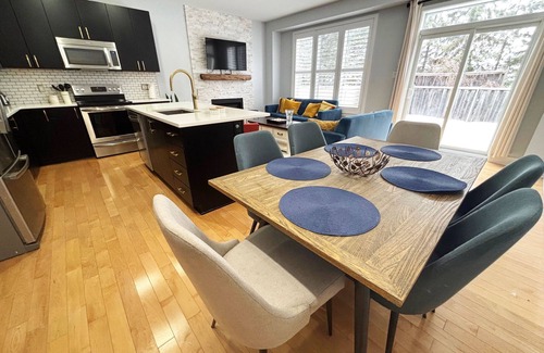 Leitrim House | Charming 4-bedroom house with WiFi and AC in welcoming Ottawa