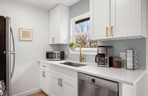 Johnston Terrace House | Charming 4-bedroom house near Airport and Downtown