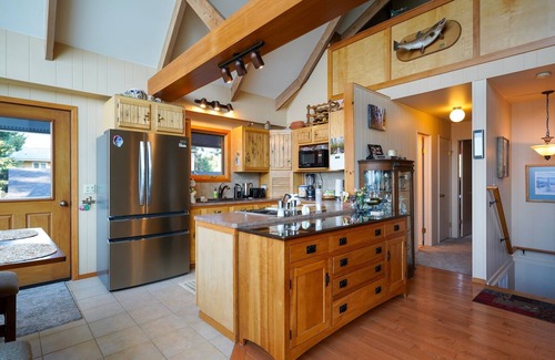Coolin Cabin | Charming 4-bedroom lake front cabin in serene Coolin, ID