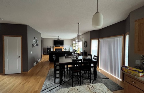Shakopee House | Charming 4-bedroom single family house with AC, WiFi in lovely Shakopee