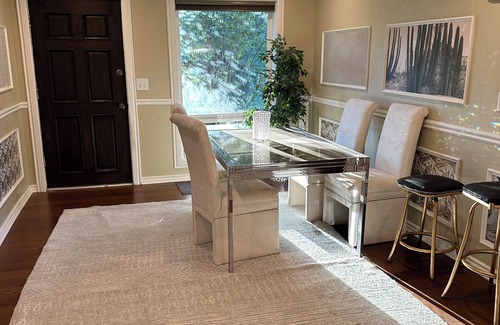 Green Oaks House | Charming 4-bedroom house in Libertyville with WiFi and AC