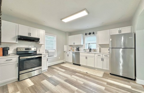 Marlborough House | Charming 4-bedroom house in delightful Marlborough with AC, WiFi