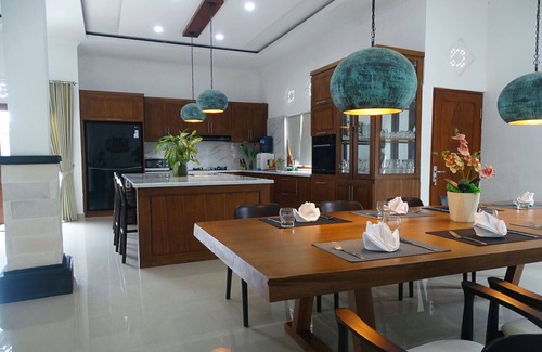 Tukad Mungga Villa | Charming 4-bedroom villa with Pool, WiFi and AC in enchanting Lovina, North Bali