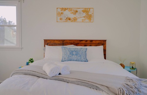 Aldie Other | Charming 5-bedroom farmhouse with game&hot tub in Aldie