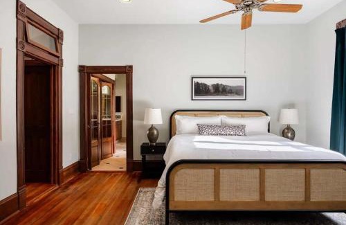 Clarksville House | Charming 5 Bedroom Home in Austin