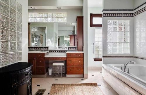 Clarksville House | Charming 5 Bedroom Home in Austin