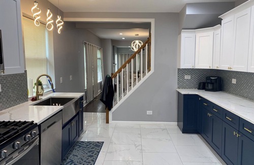 Avalon Park House | Charming 5 bedrooms 2 bath near Downtown Loop and Mc cormick Place, Museum