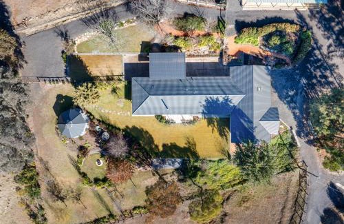 Carwoola House | Charming 6-Bed Farmstay with Tree House