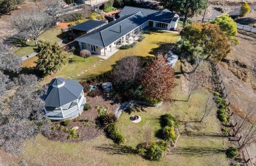 Carwoola House | Charming 6-Bed Farmstay with Tree House