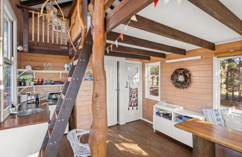 Carwoola House | Charming 6-Bed Farmstay with Tree House