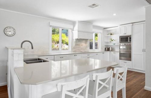 Carwoola House | Charming 6-Bed Farmstay with Tree House