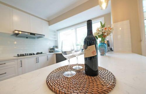 Doncaster East Villa | Charming 6 BRM Villa in Melbourne Mullum Mullum Precinct
