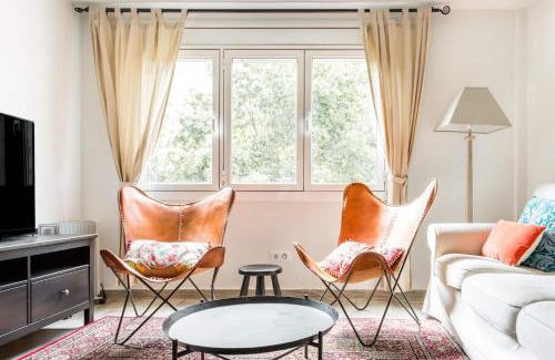 L'Hospitalet de Llobregat Apartment | Charming Apartment With Vibrant Accents