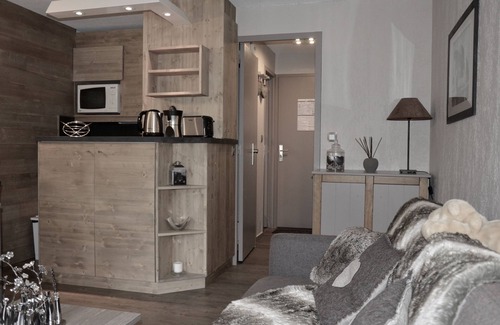 Meribel Centre Apartment | Charming - a room and a cabin with a balcony in the heart of Meribel ski station