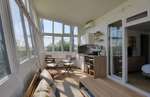 Sommieres Cottage | Charming air-conditioned cottage "the cabin" and its private and independent garden