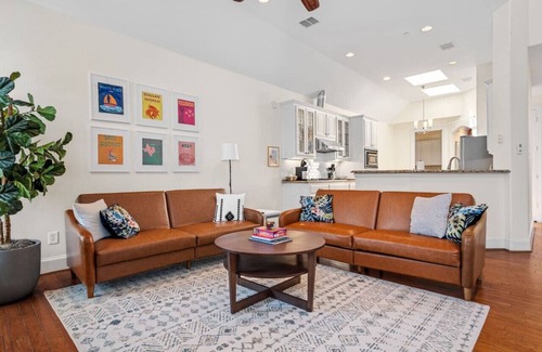 Valley Ranch House | Charming Airport Retreat w/Grill & Hammock Oasis