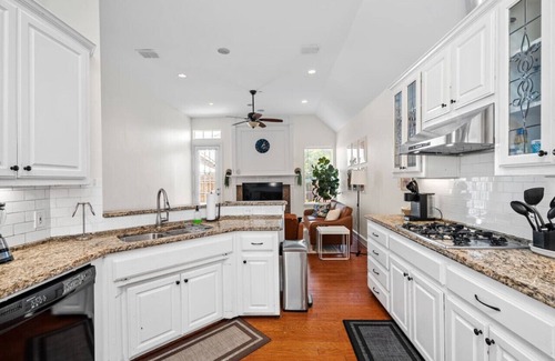 Valley Ranch House | Charming Airport Retreat w/Grill & Hammock Oasis