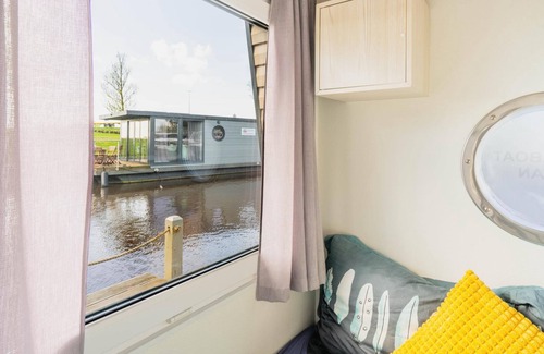 Zwartsluis Boat Rental | Charming and cozy Houseboat near Giethoorn