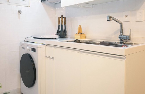 Seokchon-dong Apartment | Charming and modern 2-bedroom apartment in brilliant Songpa gu, Seoul with AC