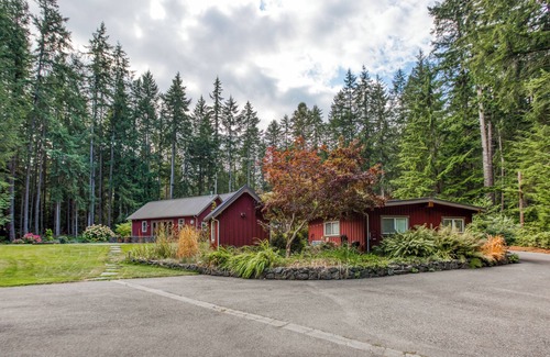 Langley Cottage | Charming and peaceful 2-bedroom cottage in sleepy Langley, nestled in nature!