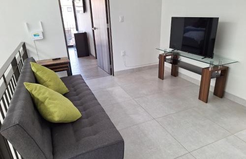 Leon House | Charming and Spacious Home with Garden and Terrace