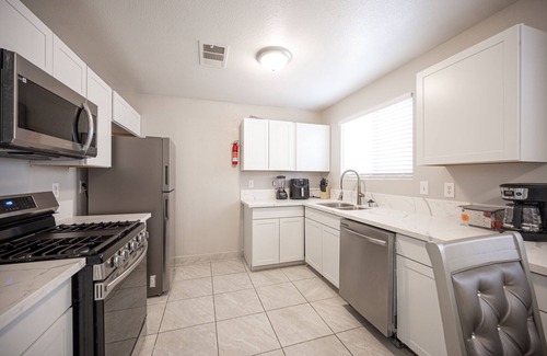 Sunrise Manor House | Charming and Stylish Home w/Free Wi-Fi