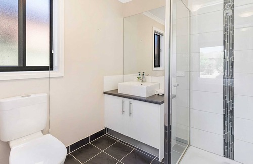 Epsom House | Charming and Upscale Home Free Parking