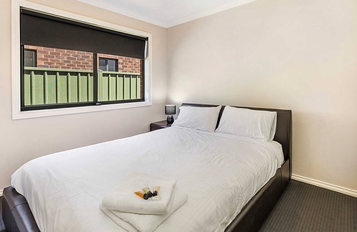 Epsom House | Charming and Upscale Home Free Parking