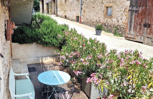 Cluny Apartment | Charming apartment 2 km from Cluny