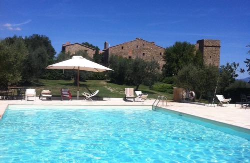 Monte Vibiano Vecchio House | Charming apartment in the medieval village Montelagello with garden and pool