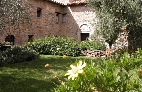 Monte Vibiano Vecchio House | Charming apartment in the medieval village Montelagello with garden and pool