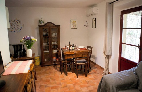 Montescudaio Apartment | Charming apartment for 4 people with pool, wifi, air conditioning