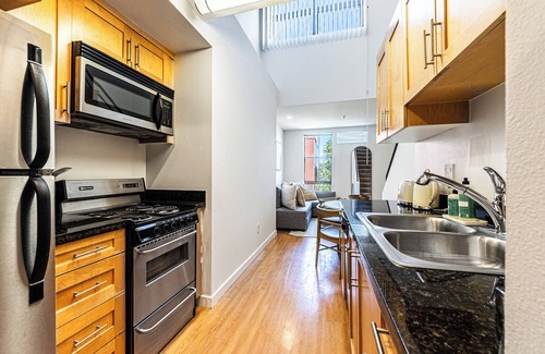 Sawtelle Apartment | Charming apartment in lovely Los Angeles with AC