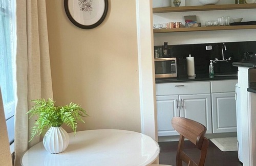 East Village Apartment | Charming apartment with Parking and AC in delightful Long Beach