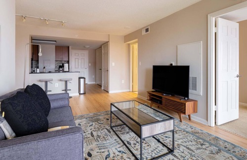 Radnor - Fort Myer Heights Apartment | Charming Arlington 1BR Apt w/Gym, 5mi to Dtwn DC