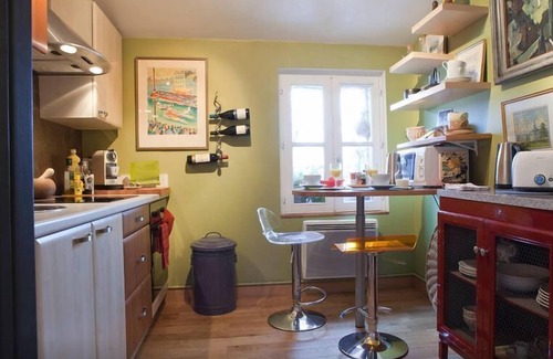 Nimes City Centre Apartment | Charming artist apartment, Place de la Maison Carrée (Unesco Site).