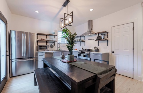 Edgewood House | Charming ATL Bungalow Close to Popular Attractions! Fast Fiber Internet and Cozy