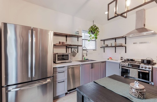 Edgewood House | Charming ATL Bungalow Close to Popular Attractions! Fast Fiber Internet and Cozy