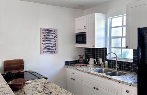 Lake Ridge Cottage | Charming backyard cottage in Ft Lauderdale w/backyard BBQ and fire pit