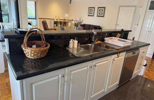 Bell Post Hill Villa | Charming Bay-View Stay near Geelong Ring Road