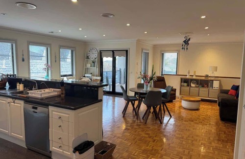 Bell Post Hill Villa | Charming Bay-View Stay near Geelong Ring Road