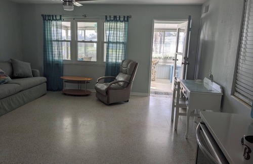 Glenwood House | Charming beach house in Ormond By The Sea. Third house from the beach. 2B/2B